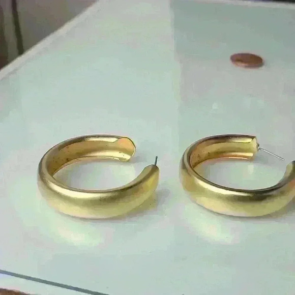 Gold tone earrings - Picture 13 of 14